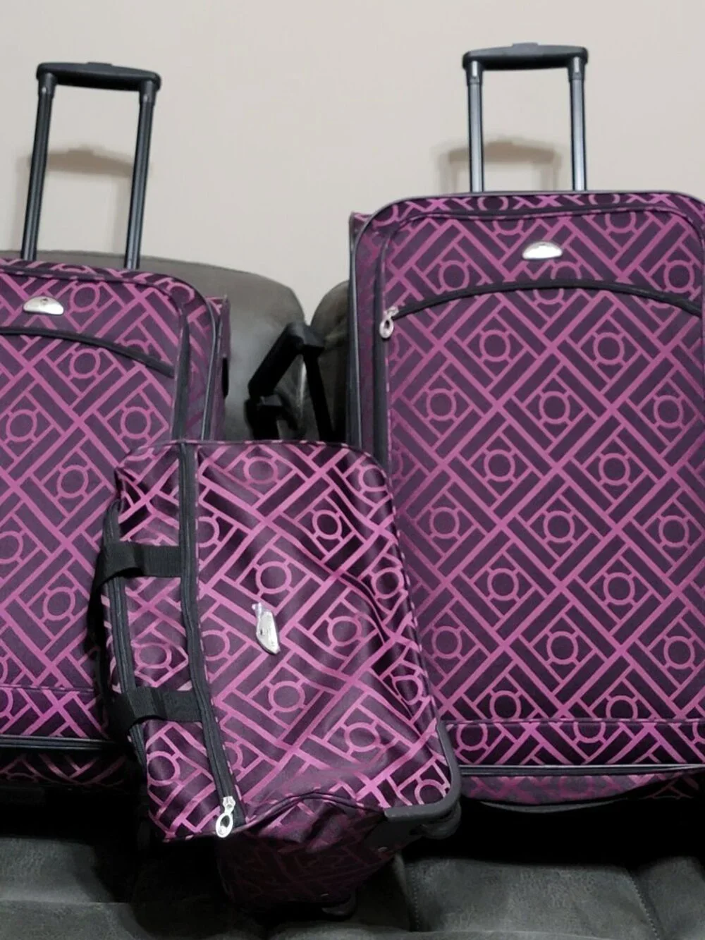 Stylish 5-Piece Softside Spinner Luggage Set – Eye-Catching Black & Purple